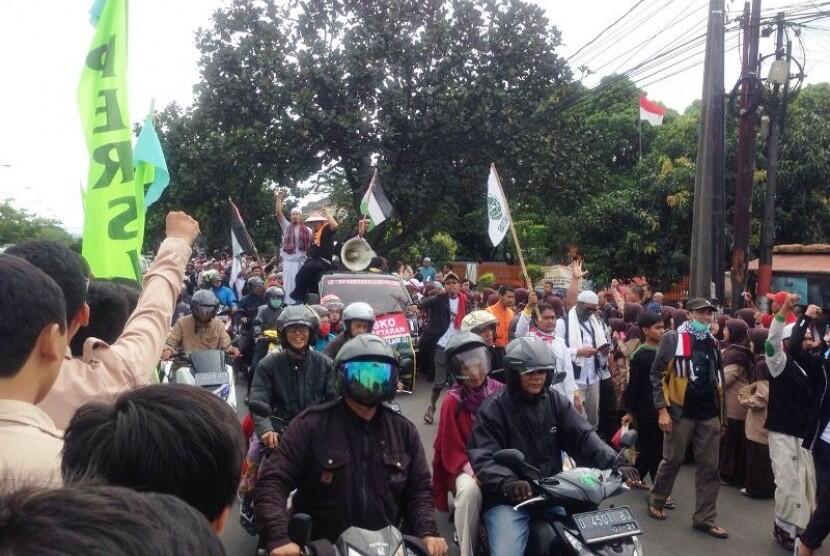 Santri Pesantren Persis Bandung Sambut Massa Aksi Jalan Kaki Ciamis