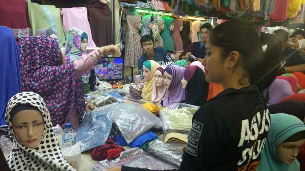 Temani Agus di Tanah Abang, Annisa Pohan Asyik Belanja Jilbab