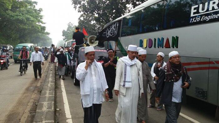 Peserta Aksi 2 Desember dari Ciamis Putuskan Lanjutkan Perjalanan dengan Jalan Kaki