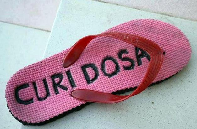Cara greget jaga sandal dari para pencuri sandal. Ente pernah gak gan?