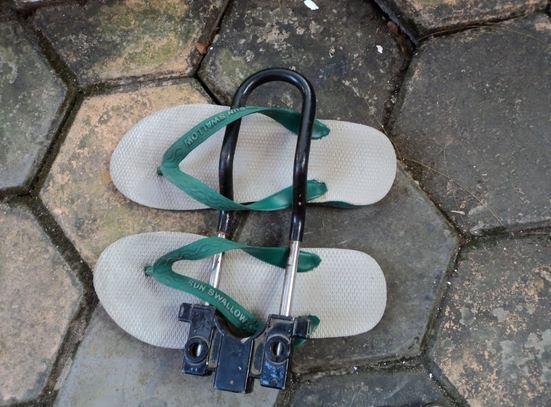 Cara greget jaga sandal dari para pencuri sandal. Ente pernah gak gan?