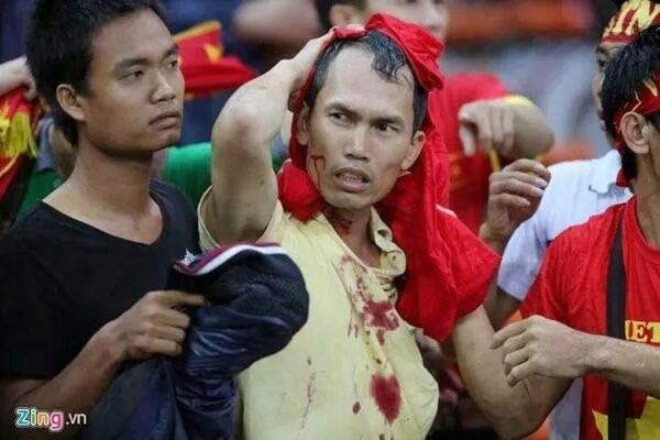 Supporter malaysia keroyok supporter Vietnam di piala AFF