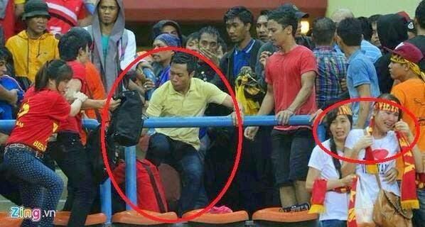 Supporter malaysia keroyok supporter Vietnam di piala AFF