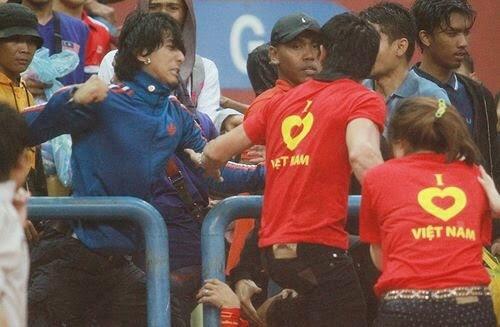 Supporter malaysia keroyok supporter Vietnam di piala AFF