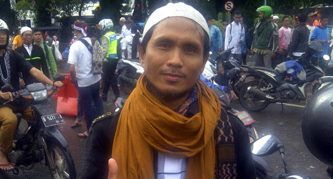 Senangnya Pria Ini Mendapat Sorban dari Habib Rizieq