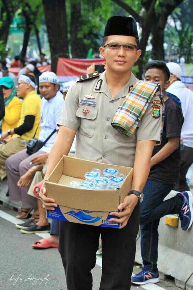 Ada Polisi Ganteng di aksi 212