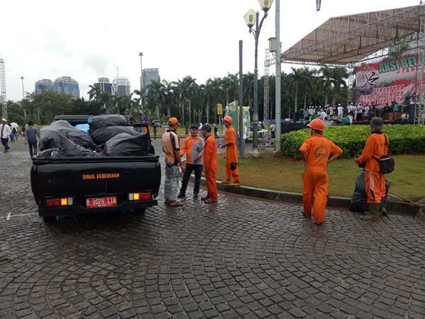 Sejam Usai Aksi 212, Monas Kembali Bersih