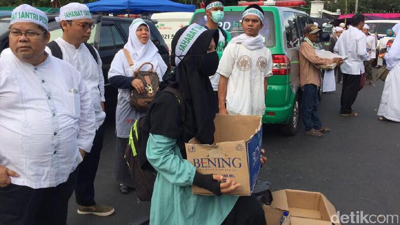 Tak Hanya Nasi Kotak, Relawan Juga Bagikan Kurma ke Peserta Aksi Damai