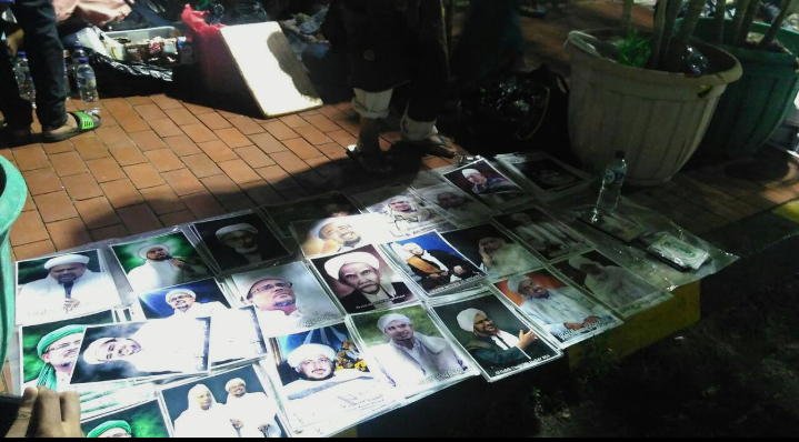 Meraup Rezeki dari Wajah Rizieq Shihab di Masjid Istiqlal


