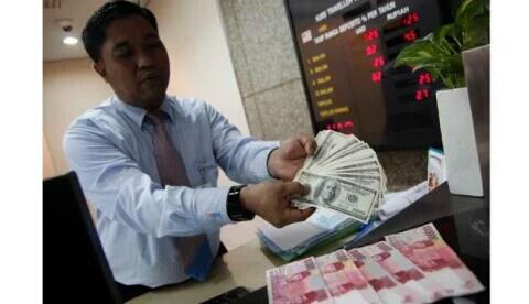 Pengamat: Rupiah Akan Mengalami Tekanan hingga Tahun Depan