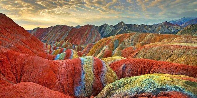 Aneh tapi nyata, keajaiban 6 bukit sewarna pelangi