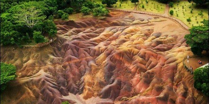 Aneh tapi nyata, keajaiban 6 bukit sewarna pelangi