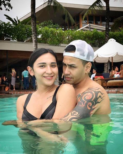 Unggah Foto Bareng Dena Rachman, Pria Ini Tulis Caption 'Be My Brother'!