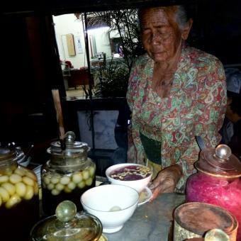 Semangat Mbah Paiyem Jual Wedang Ronde Kesukaan Soeharto