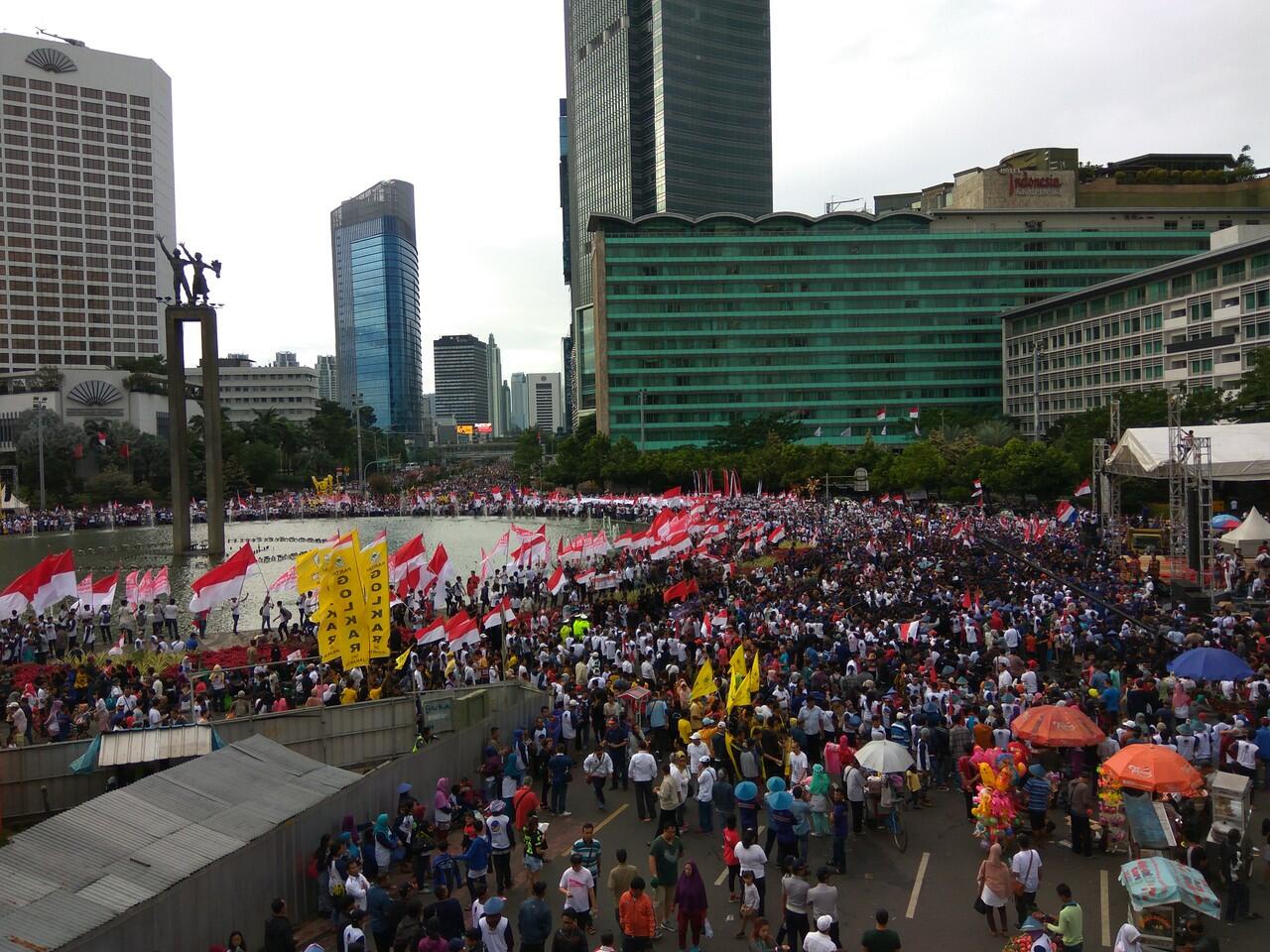 Banyak Atribut Partai Politik Hiasi Parade Bhinneka Tunggal Ika di CFD