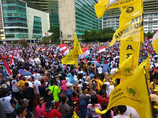 Banyak Atribut Partai Politik Hiasi Parade Bhinneka Tunggal Ika di CFD