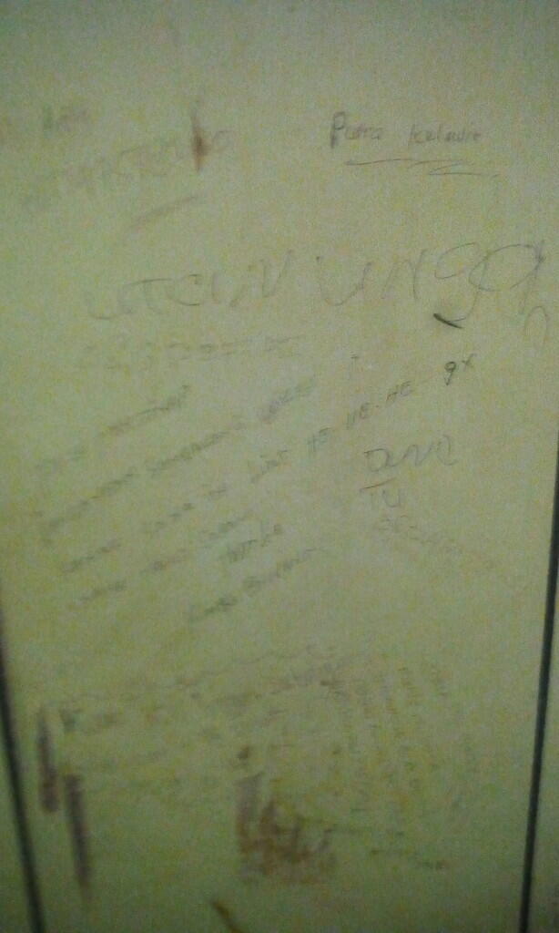 corat coret di penginapan