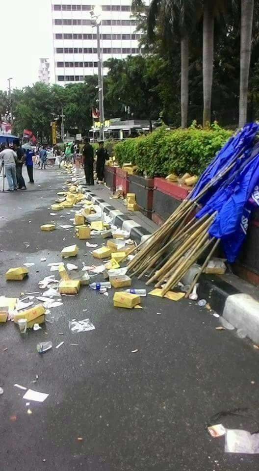 Usai Aksi 412, Sampah Berserakan dan Taman Bundaran HI Rusak