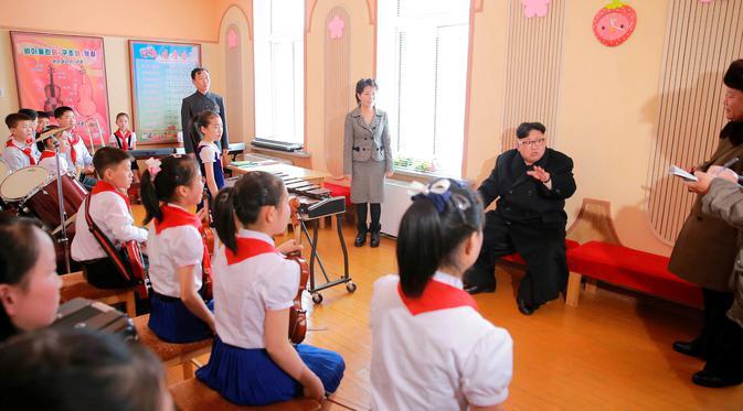 Begini Reaksi Anak-Anak Sekolah saat Bertemu Kim Jong-un