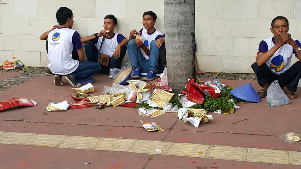 Usai Aksi 412, Sampah Berserakan dan Taman Bundaran HI Rusak