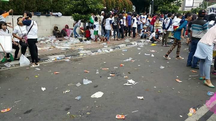 Usai Aksi 412, Sampah Berserakan dan Taman Bundaran HI Rusak