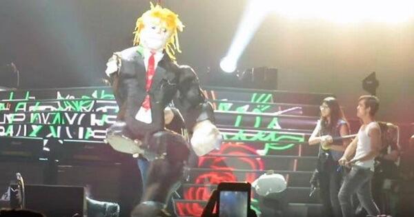 Guns N’ Roses Pukul ‘Donald Trump’ Saat Konser