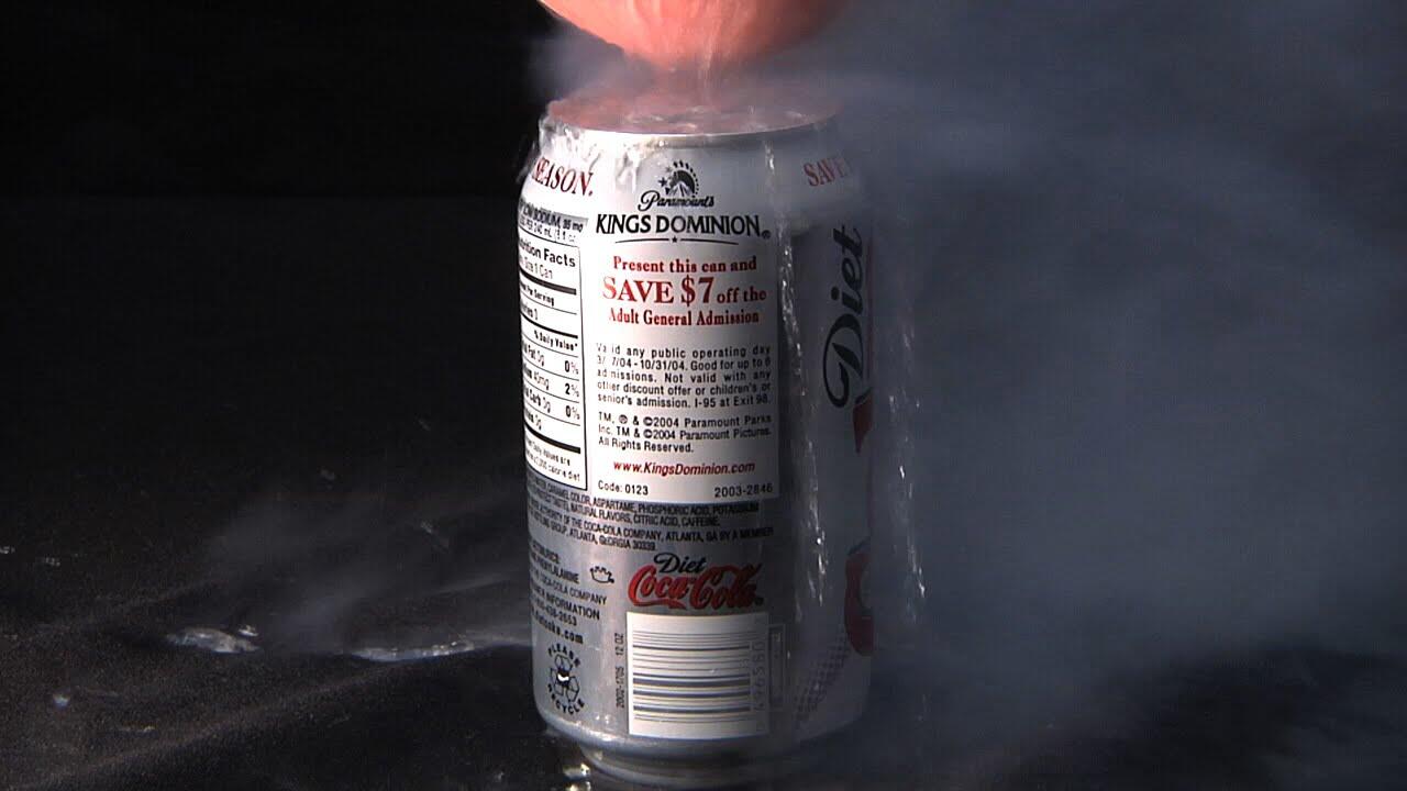 Jangan Pernah Coba Campur Coca-Cola dan Nitrogen Cair, Hasilnya Ngeri Plus Keren!