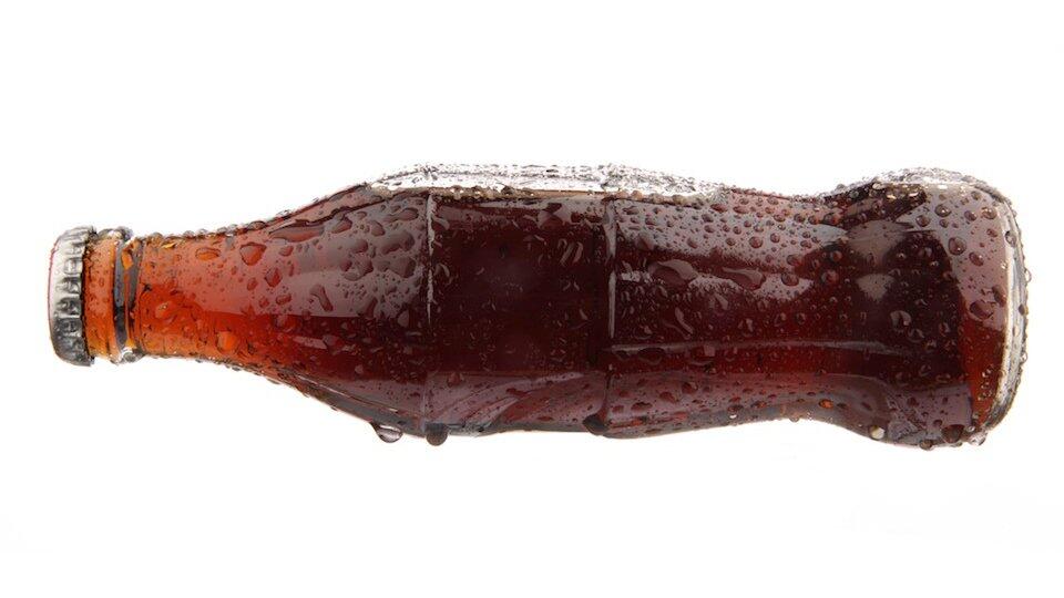 Jangan Pernah Coba Campur Coca-Cola dan Nitrogen Cair, Hasilnya Ngeri Plus Keren!
