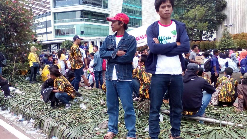 Usai Aksi Kita Indonesia, Sampah Berserakan di Bundaran HI
