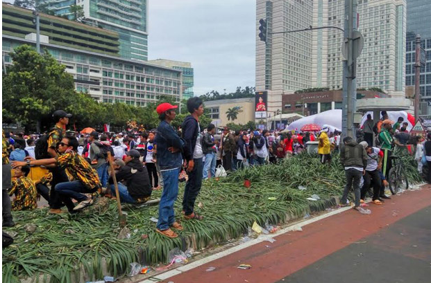 Rusak Parah, Petugas Masih Benahi Taman di Bundaran HI