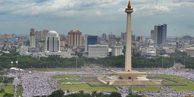Netizen coba hitung jemaah salat Jumat di Monas saat 2 Desember