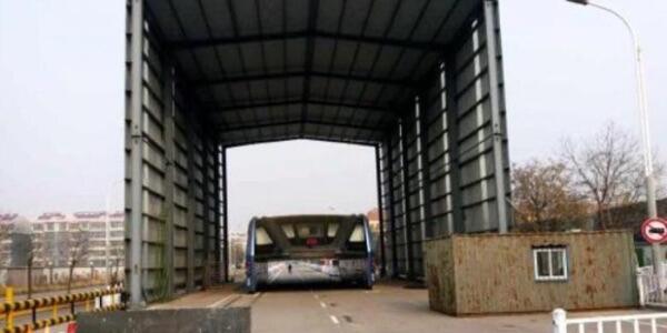 Prototipe Bus &quot;Ngangkang&quot; China Kini Teronggok Dan Berdebu Di Dalam Gudang