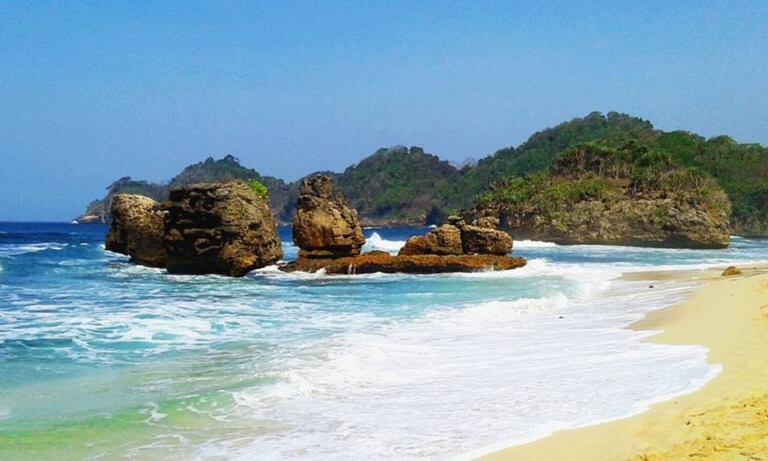 8 Pantai Cantik Di Malang Yang Wajib Kamu Kunjungi