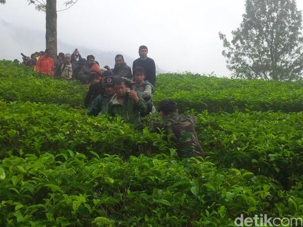 Begini Penampakan Evakuasi 17 Mahasiswa Binus Dari Gunung Gede