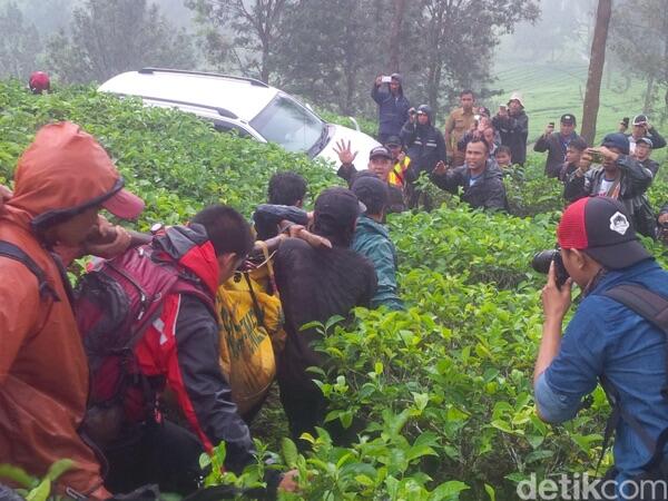 Begini Penampakan Evakuasi 17 Mahasiswa Binus Dari Gunung Gede