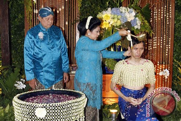 Warga Berebut Air Bekas Cucian Piring Kuno Sambut Maulid Nabi