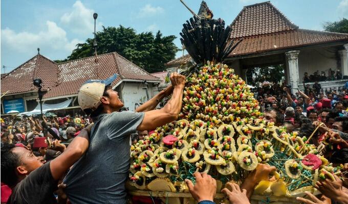 PERAYAAN-PERAYAAN BUDAYA TERKECE DI INDONESIA