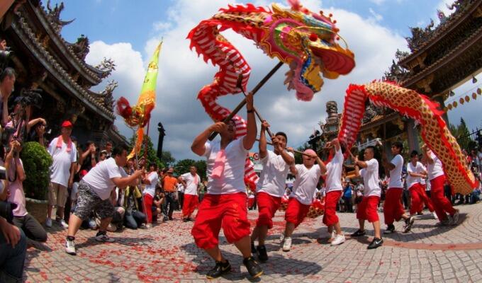 PERAYAAN-PERAYAAN BUDAYA TERKECE DI INDONESIA