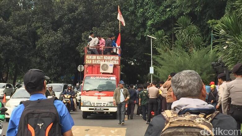 Mahasiswa Demo di Depan Polda Metro, Lalin Arah Blok M Tersendat