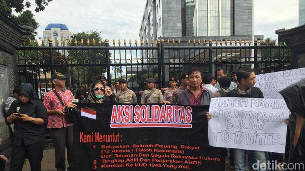 Mahasiswa Demo di Depan Polda Metro, Lalin Arah Blok M Tersendat