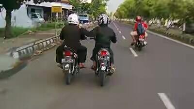 10 Hal Menyebalkan Para Pengendara Motor