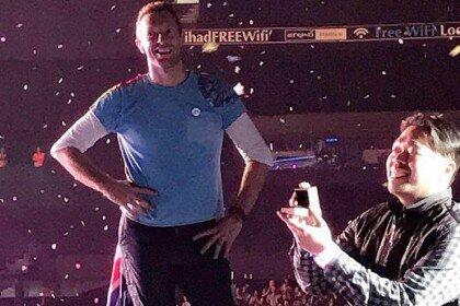 Chris Martin Persilakan Penggemar Coldplay Lamar Kekasih di Atas Panggung!