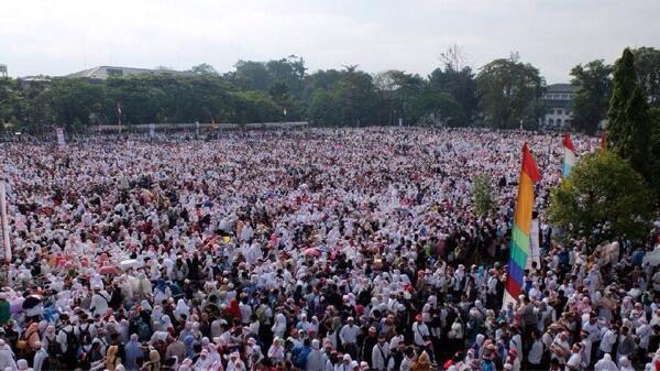 Melihat 'Putihnya' Lapangan Gasibu Bandung Saat Doa Bersama 1212