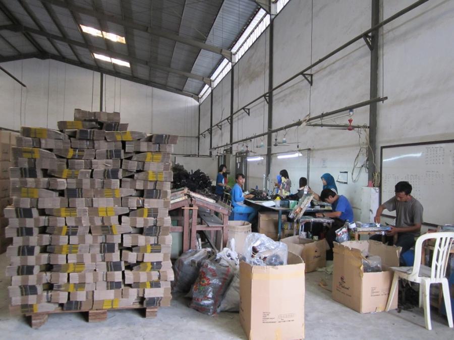 Perbedaanya sangat jauh,Jika anda masih menggunakan sistem kerja manual