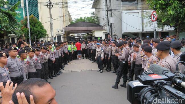 Polisi Sudah Siaga di Jalan Gajah Mada untuk Kawal Sidang Ahok