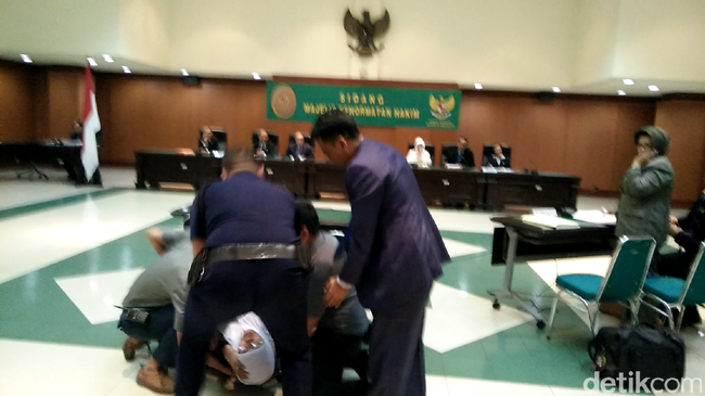 Diberhentikan karena Terbukti Selingkuh, Eks KPA Padang Panjang Pingsan