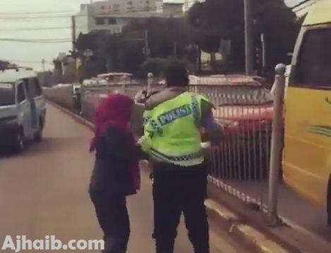 Gara-Gara Ditilang, Seorang Ibu Berjilbab Mengamuk dan Cakar Polisi