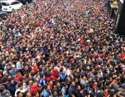 Antrean Tiket Final Sudah Panjang, Ribuan Orang Padati Halaman Makostrad