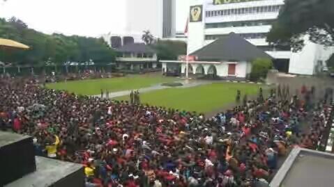 Antrean Tiket Final Sudah Panjang, Ribuan Orang Padati Halaman Makostrad