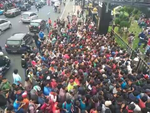 Antrean Tiket Final Sudah Panjang, Ribuan Orang Padati Halaman Makostrad